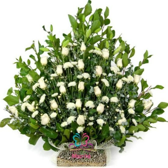 Pie de urna de rosas blancas