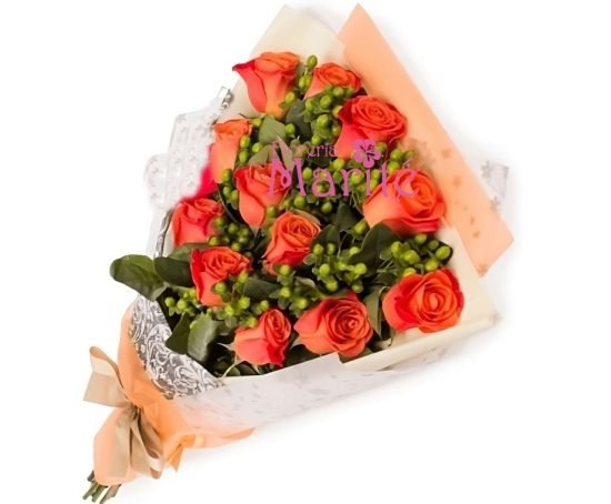rosas e hipericum naranja