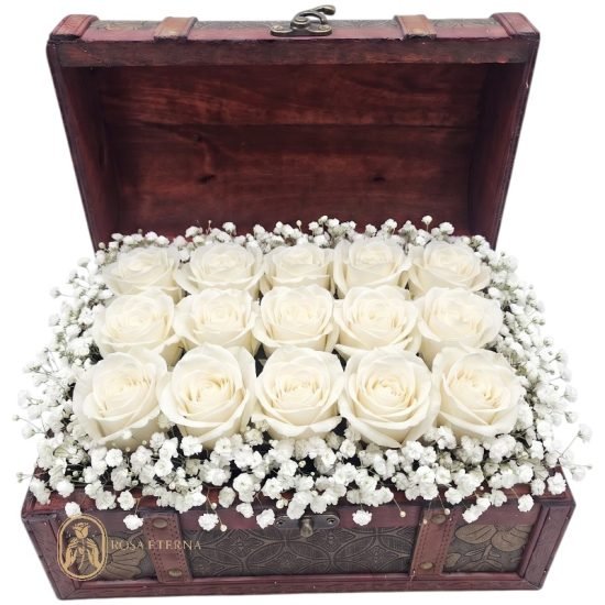 cofre de 15 rosas blancas